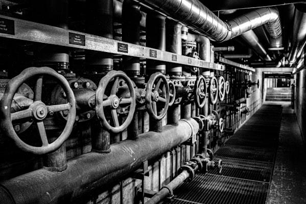 Industrial plumbing valves and pipe systems